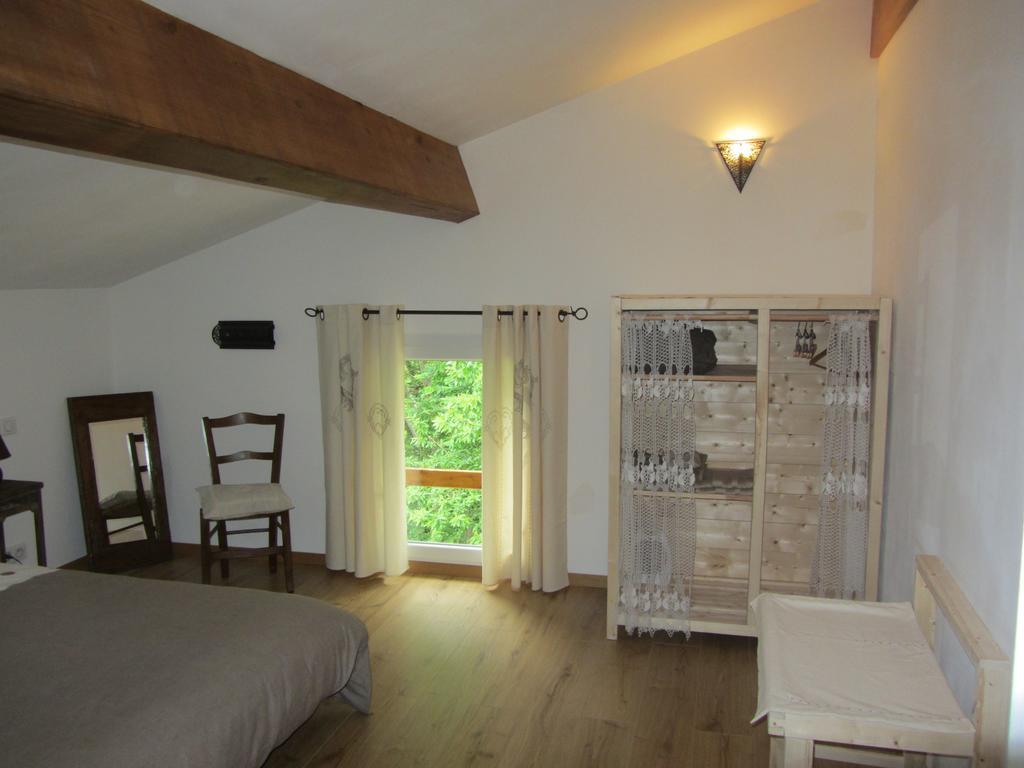Les Cimes Bed & Breakfast Saint-Pierre-de-Riviere Room photo